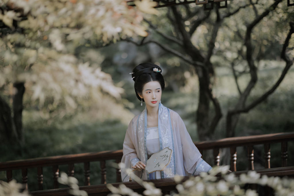 江南女子精致侧颜唯美古风摄影