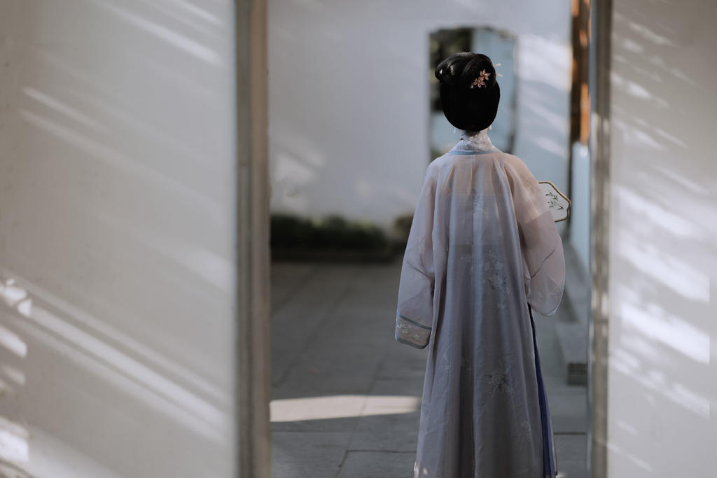 江南女子精致侧颜唯美古风摄影