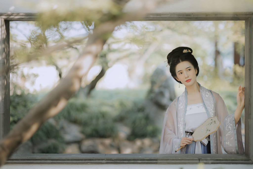 江南女子精致侧颜唯美古风摄影