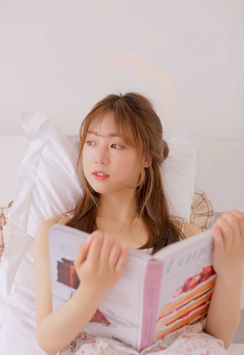 金发美少女吊带碎花裙床上写真