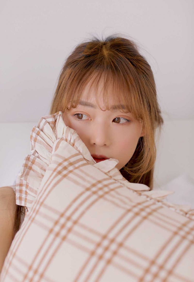 金发美少女吊带碎花裙床上写真