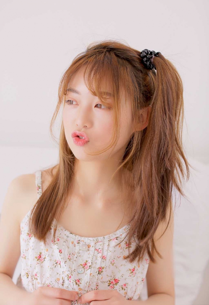 金发美少女吊带碎花裙床上写真