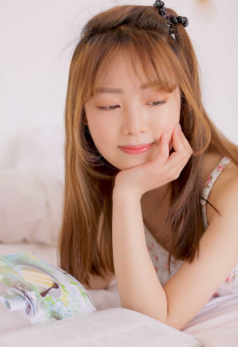 金发美少女吊带碎花裙床上写真