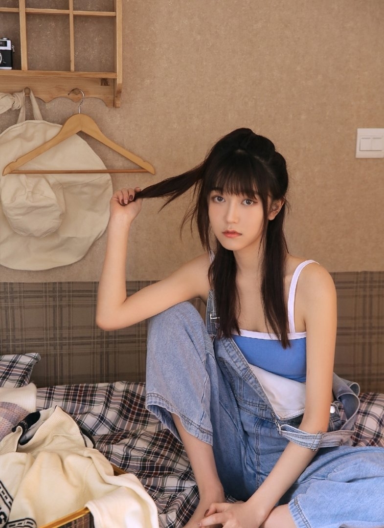 牛仔背带裤美少女吊带香肩私拍