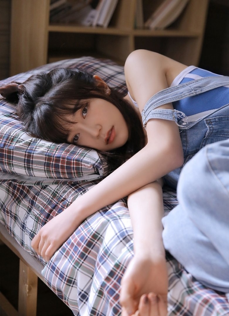 牛仔背带裤美少女吊带香肩私拍