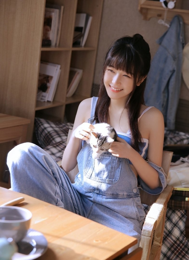 牛仔背带裤美少女吊带香肩私拍