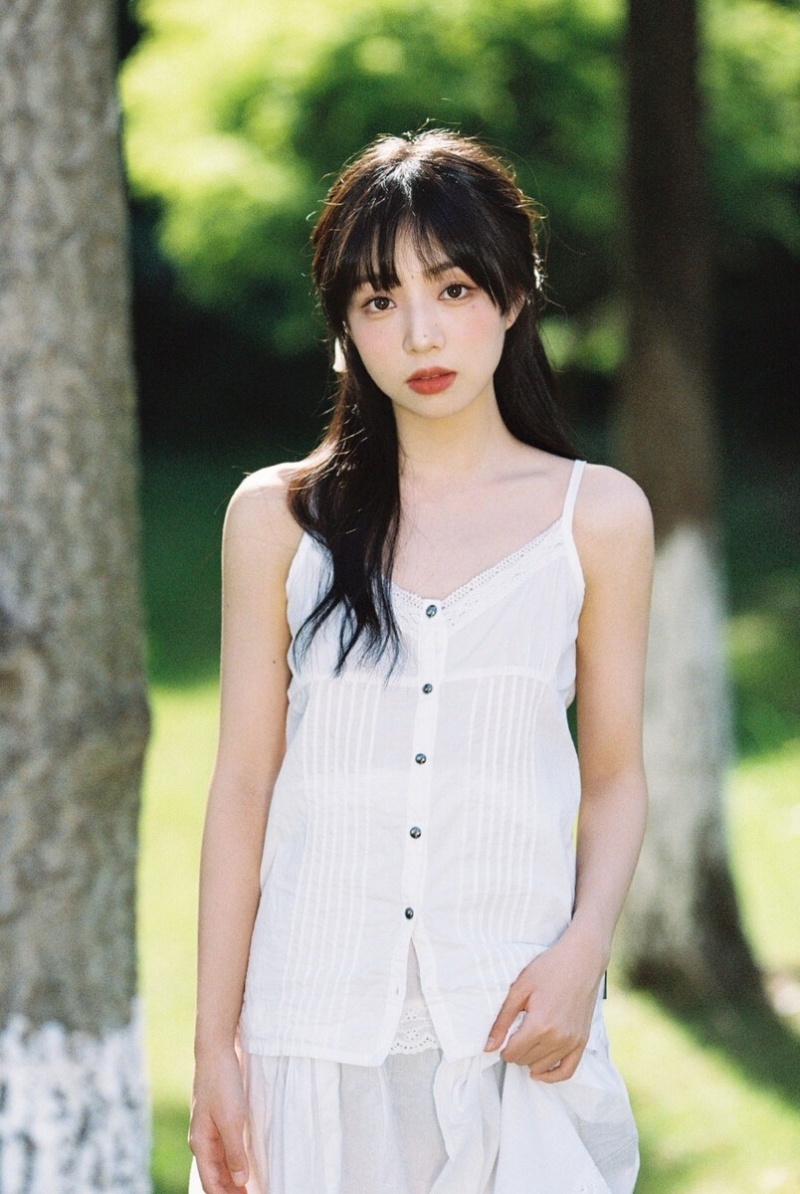 森系美女长发披肩清新甜美写真