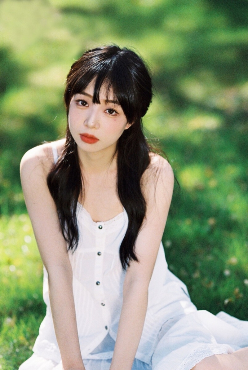 森系美女长发披肩清新甜美写真