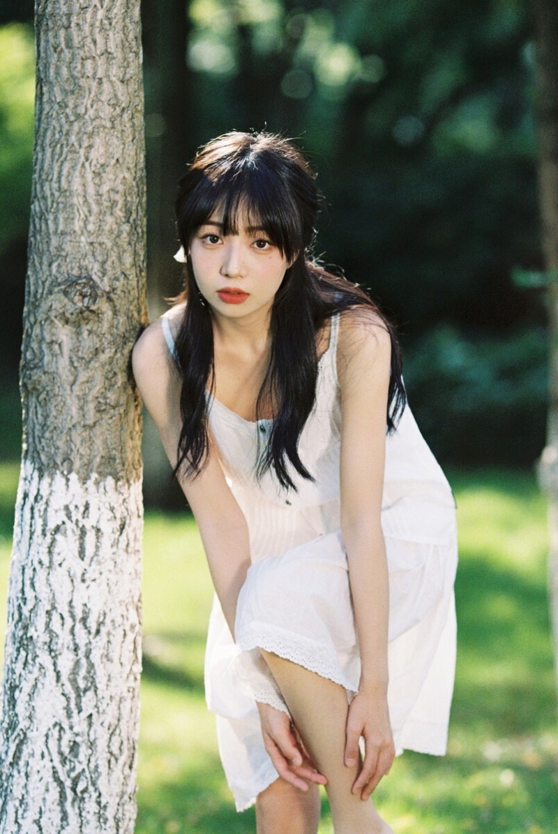 森系美女长发披肩清新甜美写真