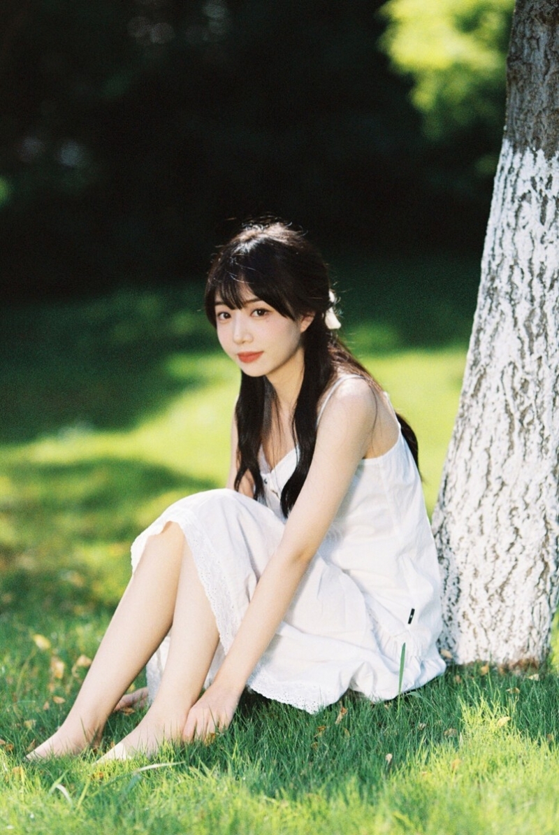 森系美女长发披肩清新甜美写真