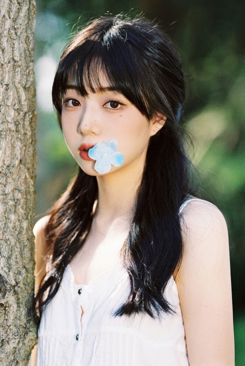 森系美女长发披肩清新甜美写真