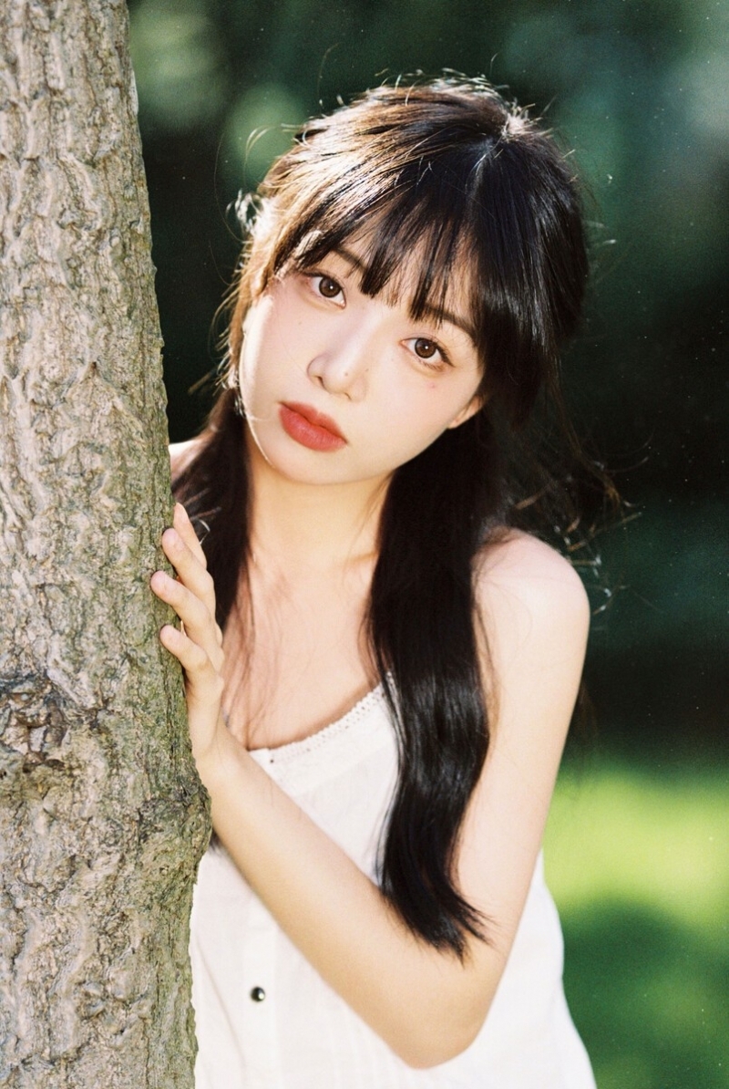 森系美女长发披肩清新甜美写真