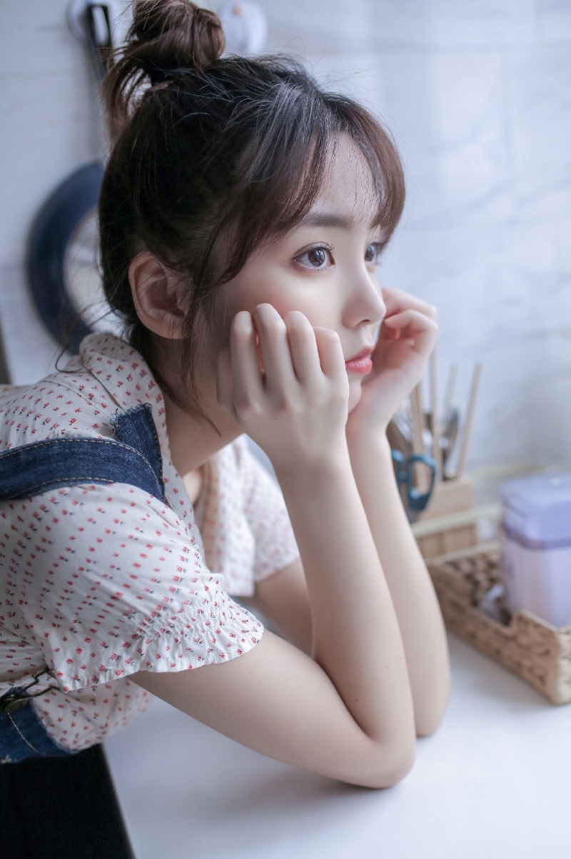 丸子头少女牛仔背带裤精选图片