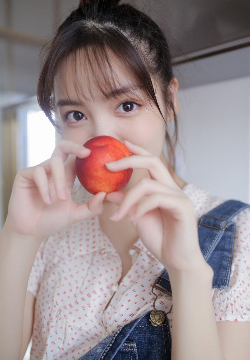 丸子头少女牛仔背带裤精选图片