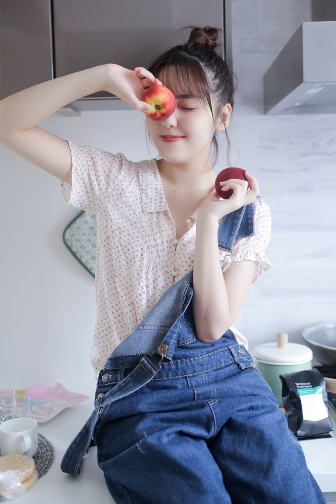 丸子头少女牛仔背带裤精选图片