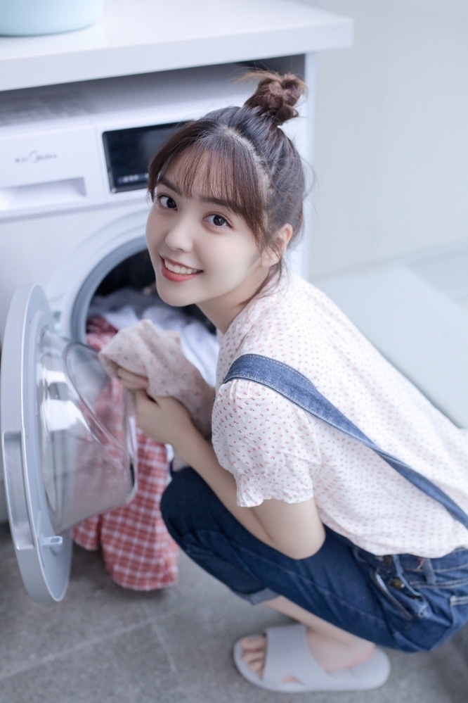 丸子头少女牛仔背带裤精选图片