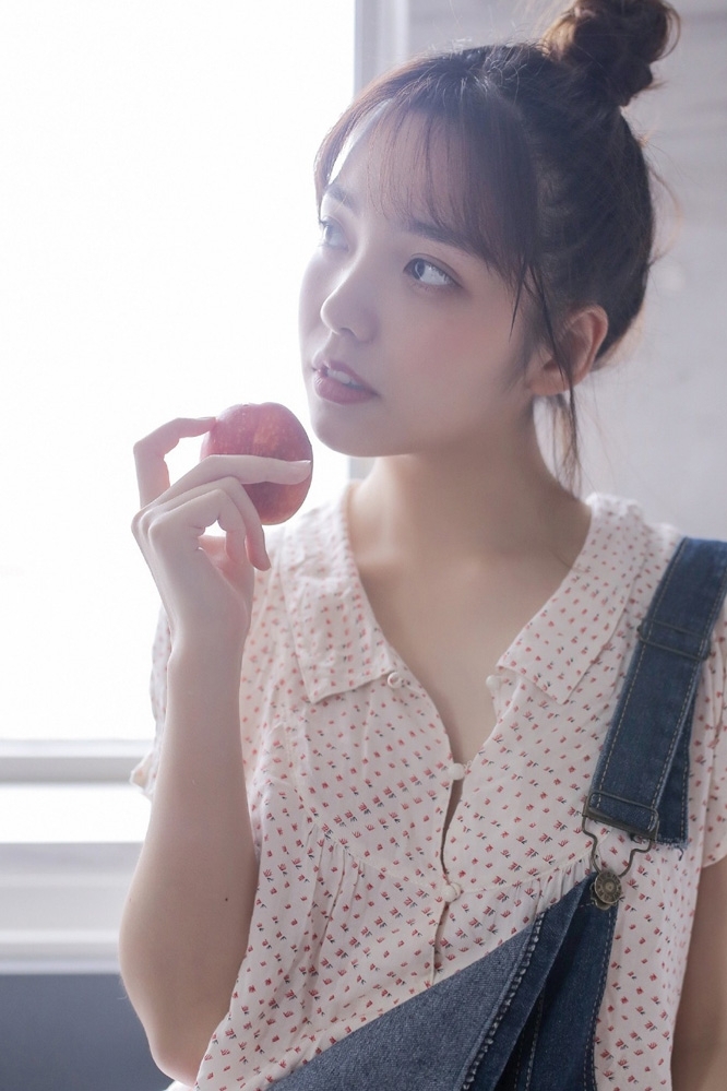 丸子头少女牛仔背带裤精选图片