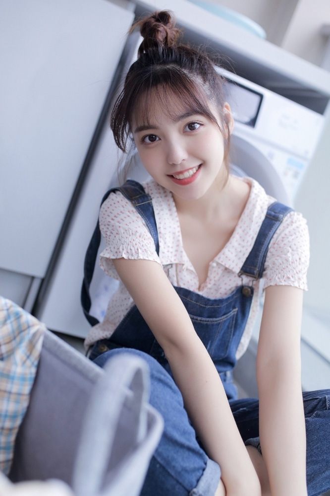 丸子头少女牛仔背带裤精选图片