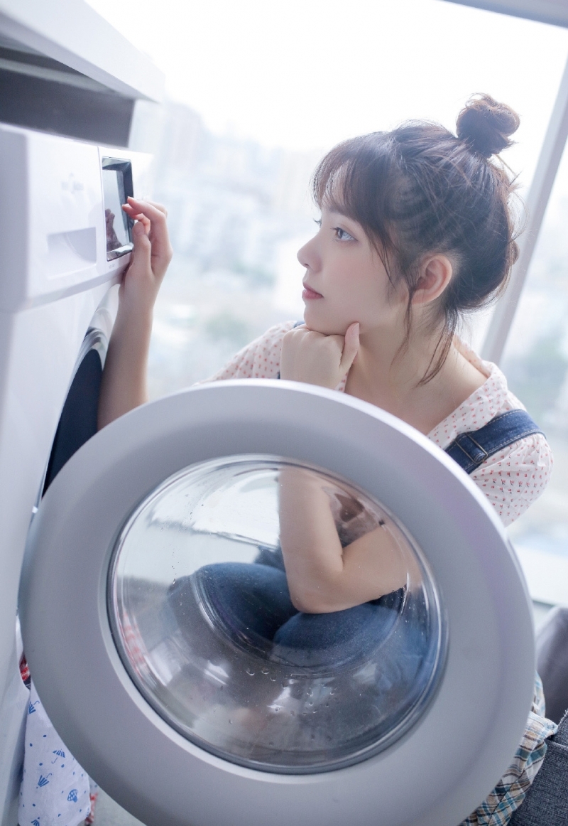 丸子头少女牛仔背带裤精选图片