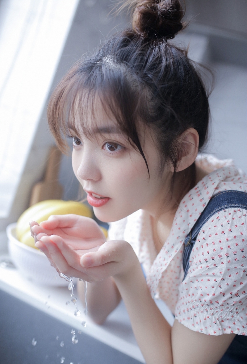 丸子头少女牛仔背带裤精选图片