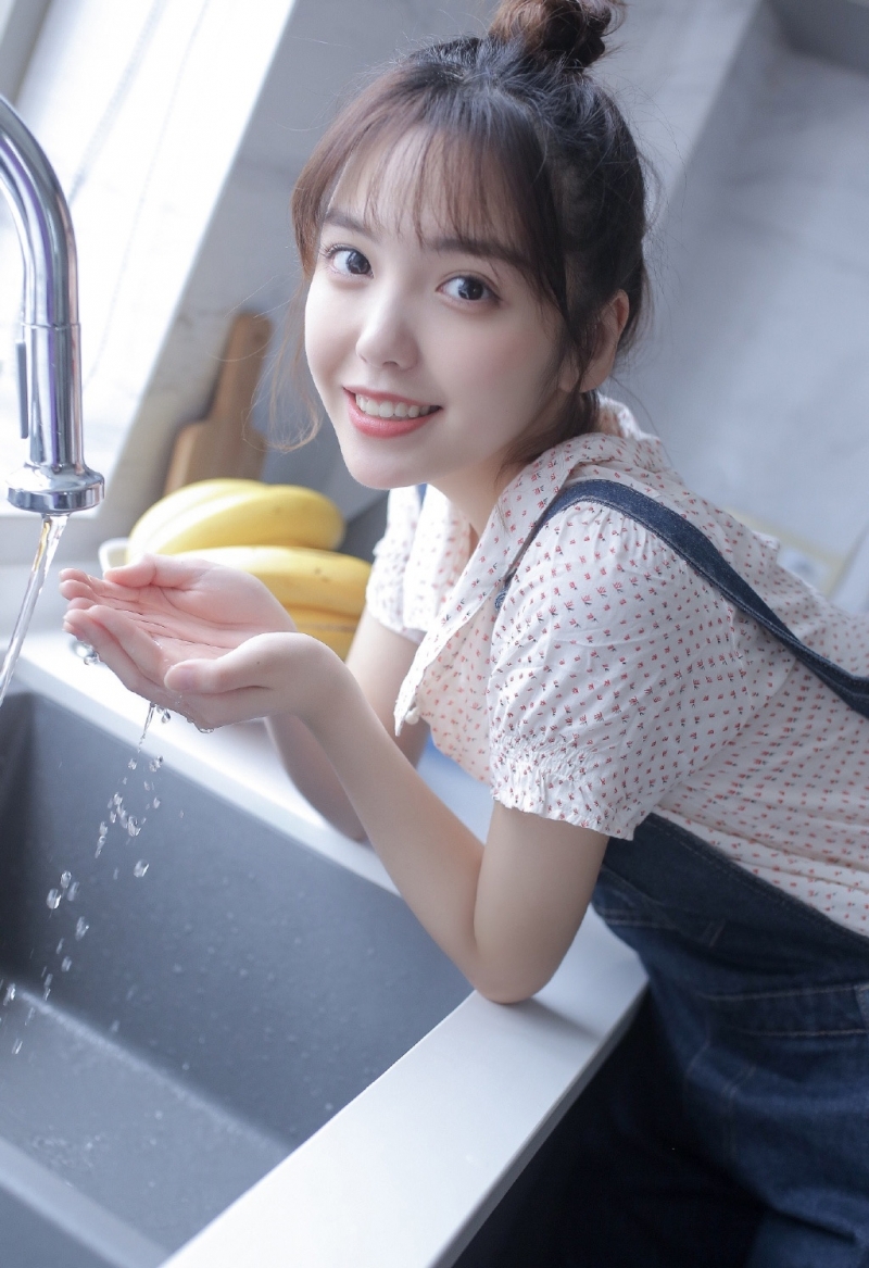 丸子头少女牛仔背带裤精选图片