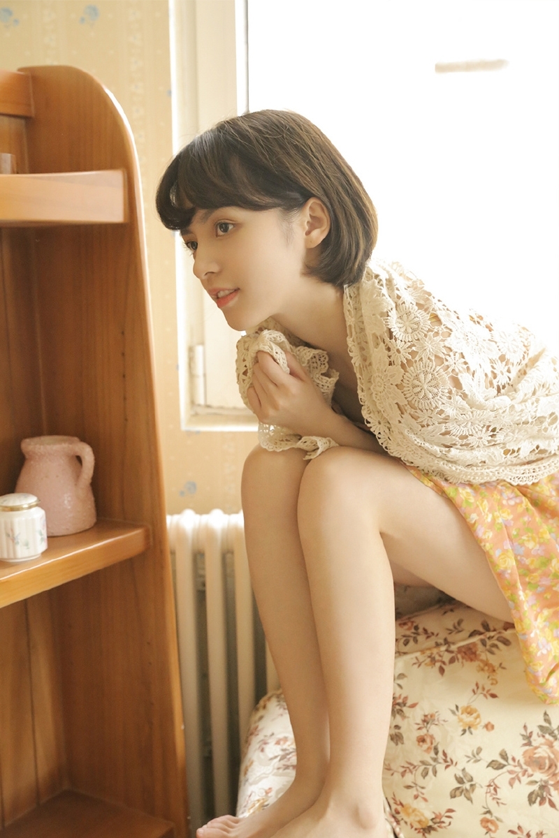 美女萝莉齐耳短发俏皮可爱图片