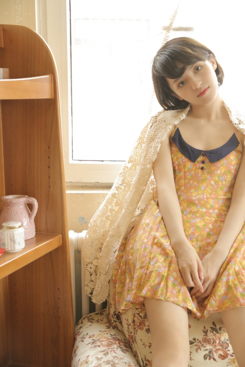 美女萝莉齐耳短发俏皮可爱图片