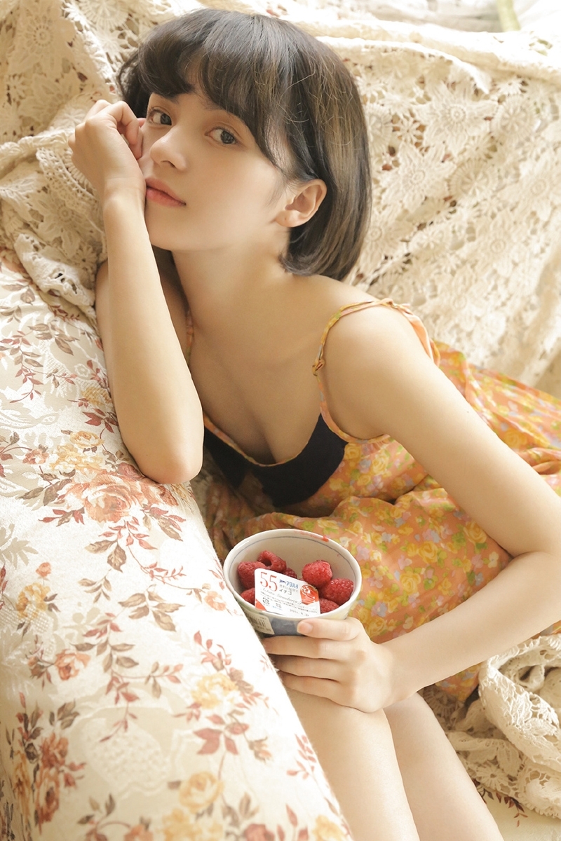 美女萝莉齐耳短发俏皮可爱图片