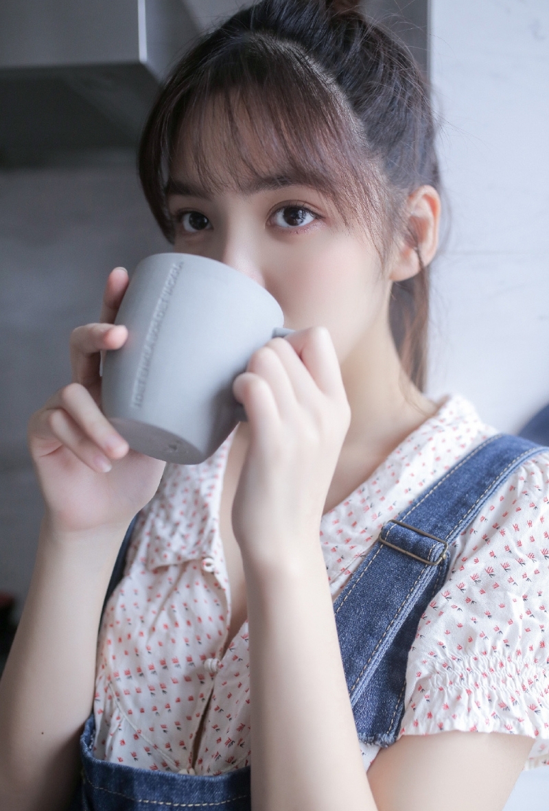 丸子头少女牛仔背带裤精选图片