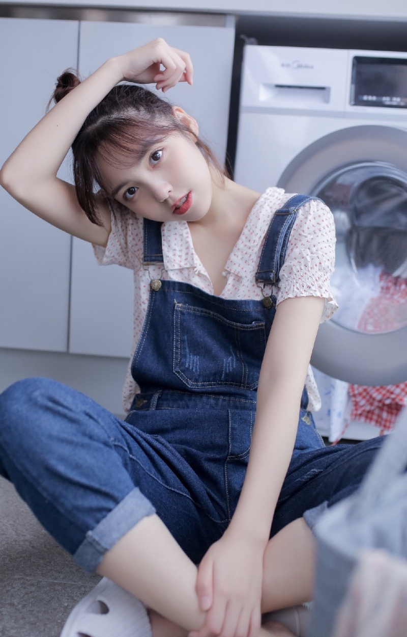 丸子头少女牛仔背带裤精选图片