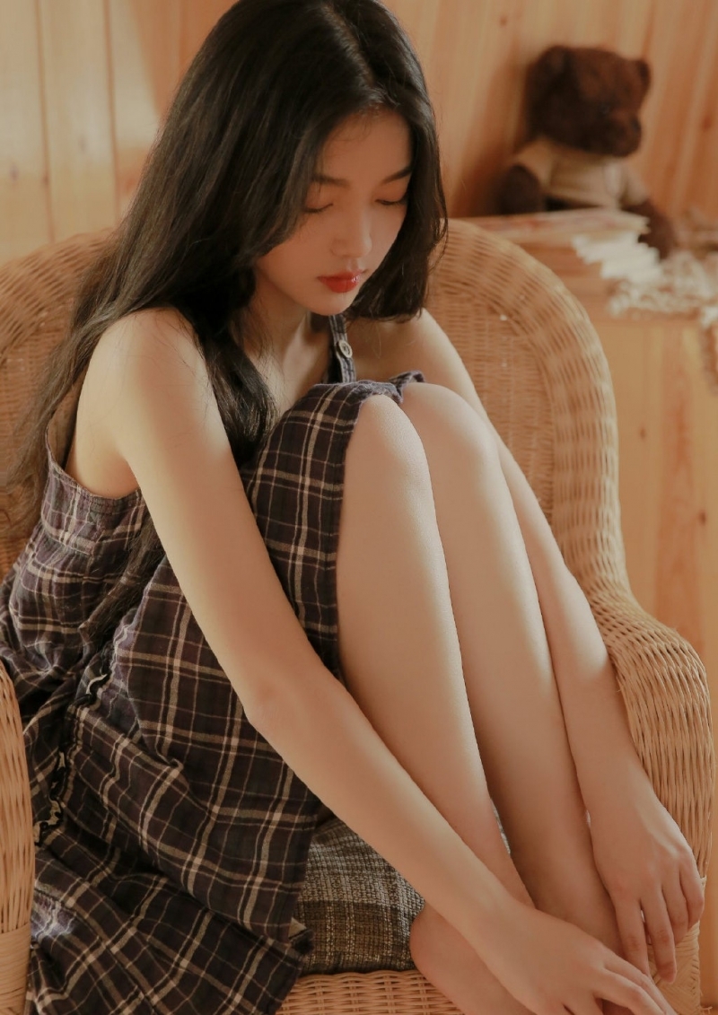 居家美女长发及腰美丽大方写真