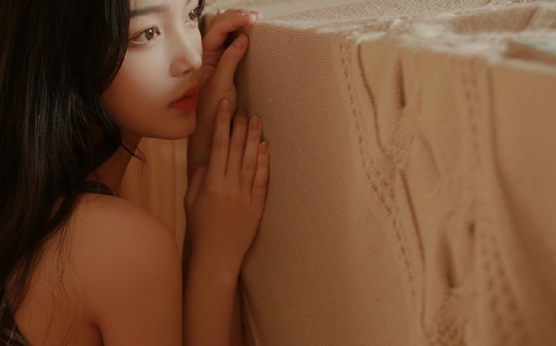 居家美女长发及腰美丽大方写真