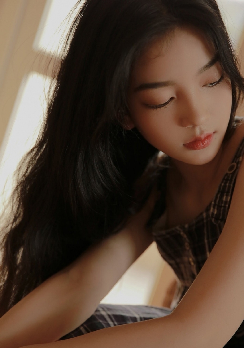 居家美女长发及腰美丽大方写真