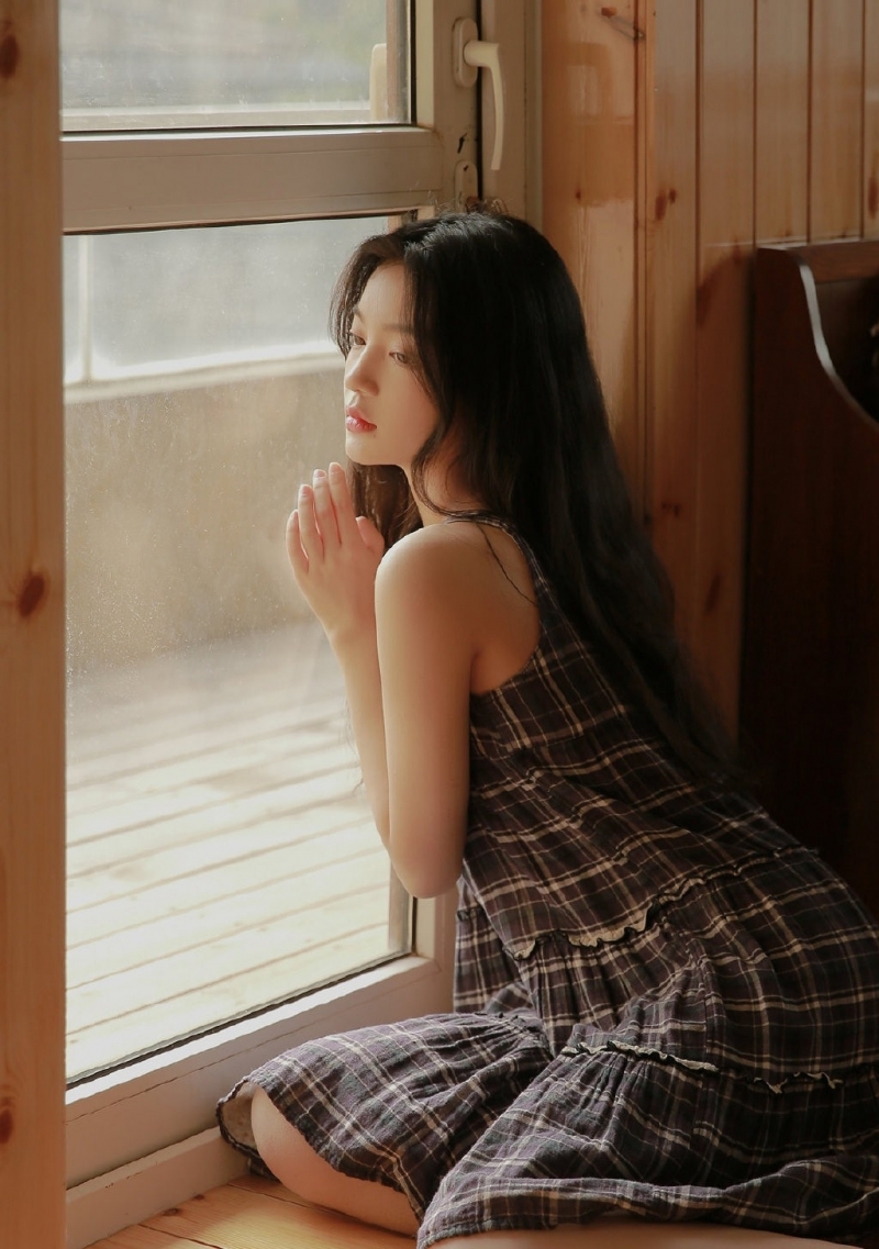 居家美女长发及腰美丽大方写真