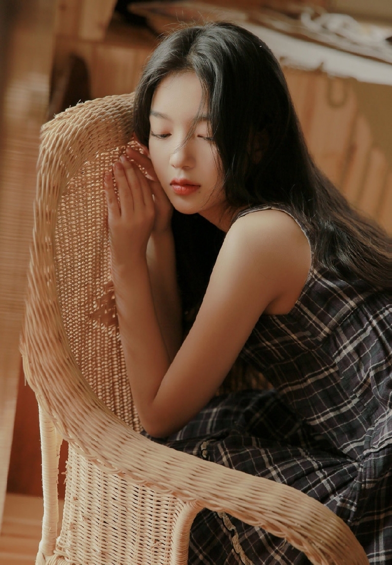 居家美女长发及腰美丽大方写真