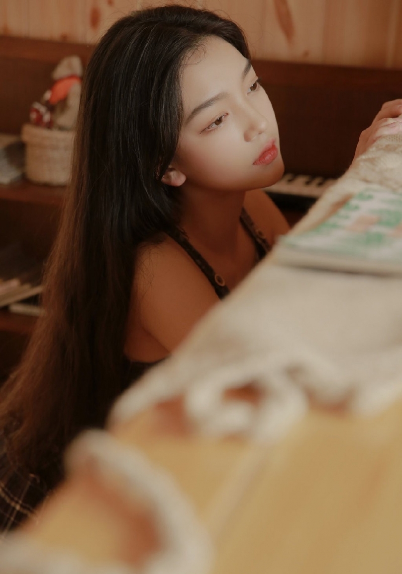 居家美女长发及腰美丽大方写真