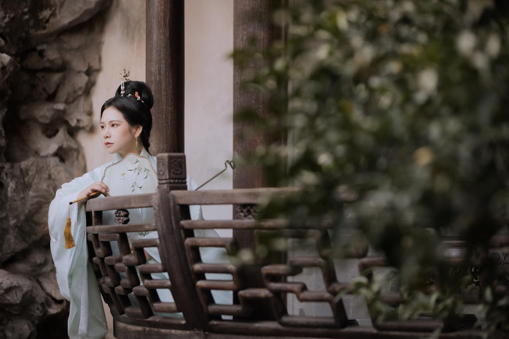 汉服美女白衣飘飘美若天仙图片