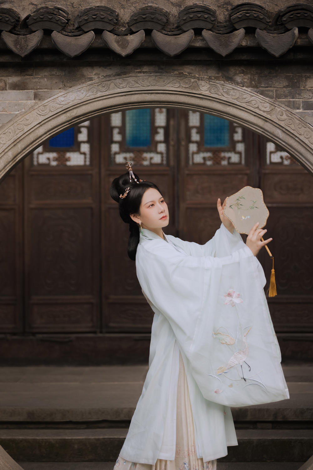 汉服美女白衣飘飘美若天仙图片