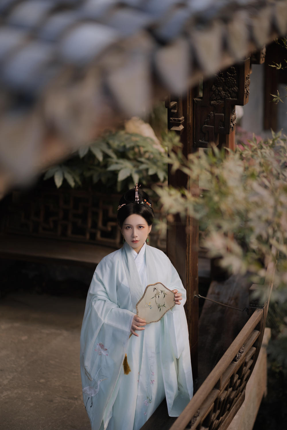 汉服美女白衣飘飘美若天仙图片