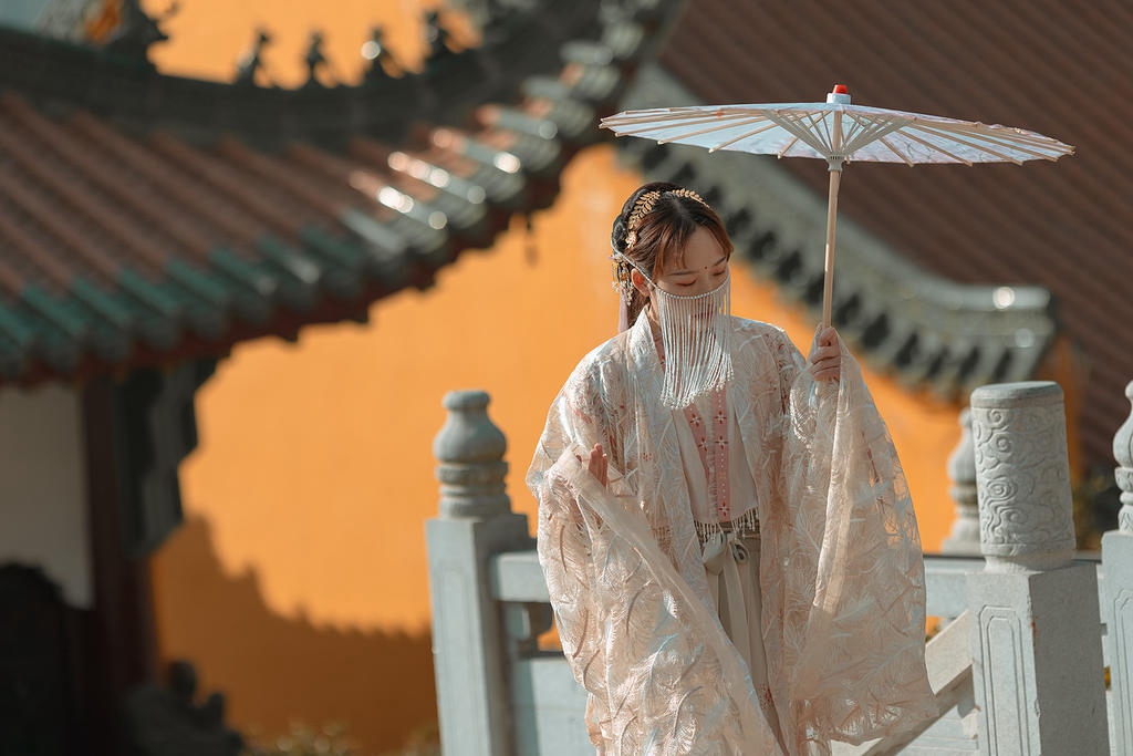 手撑油纸伞的蒙面古装美女图片