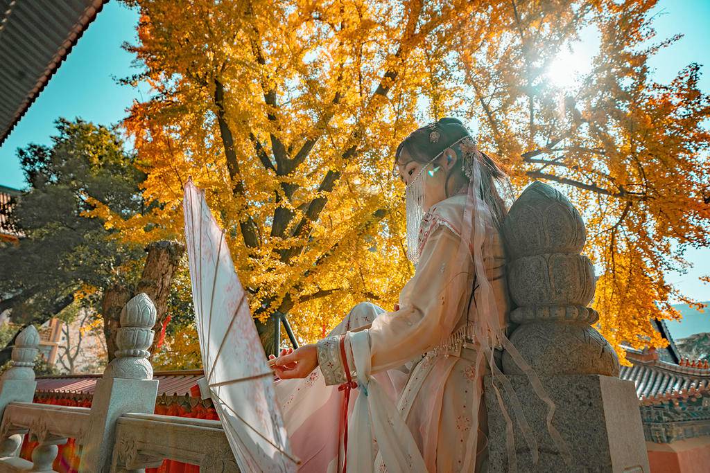 手撑油纸伞的蒙面古装美女图片