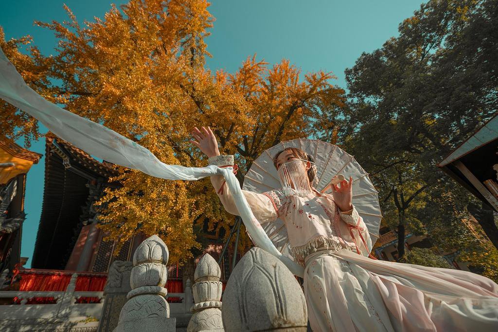 手撑油纸伞的蒙面古装美女图片