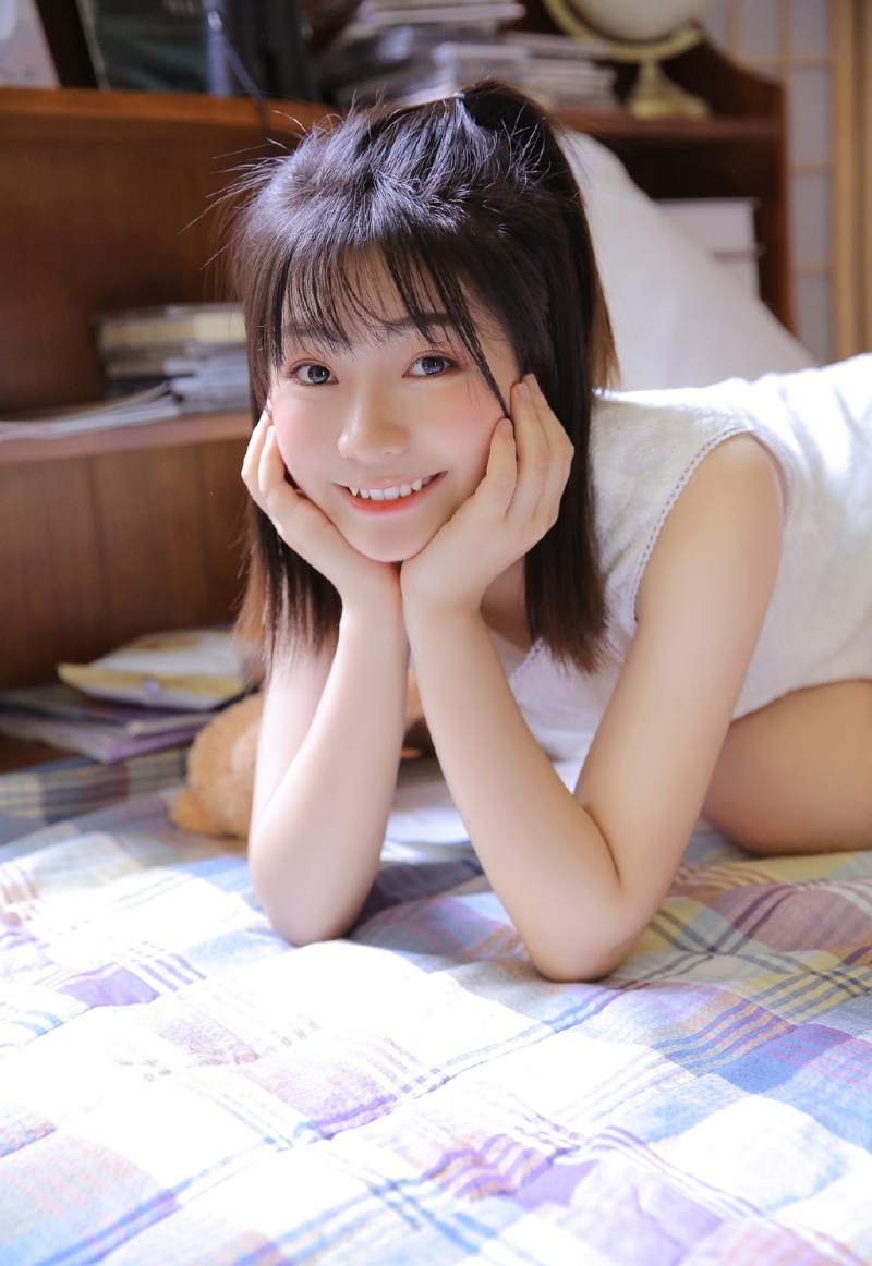 娃娃脸萌妹子甜美笑容私房写真