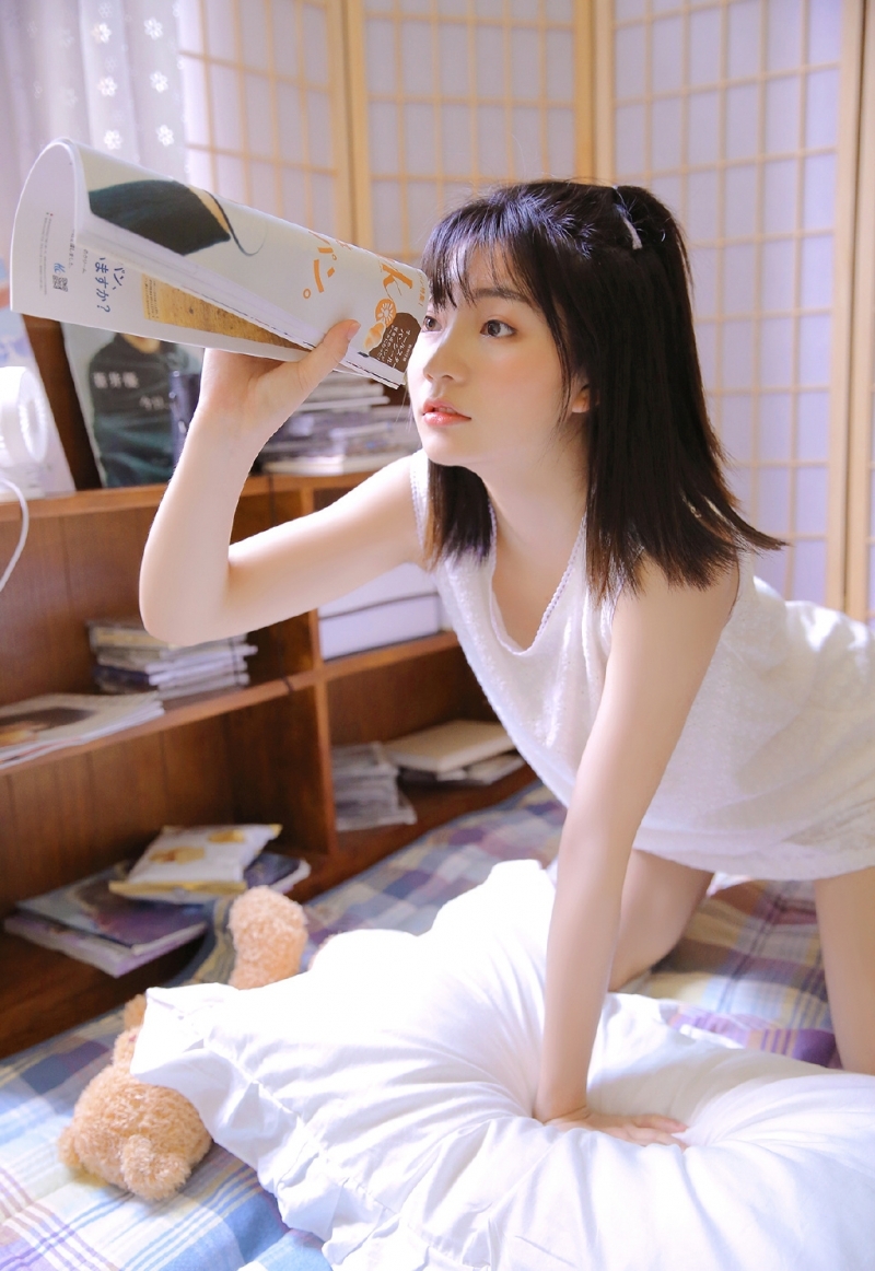 娃娃脸萌妹子甜美笑容私房写真