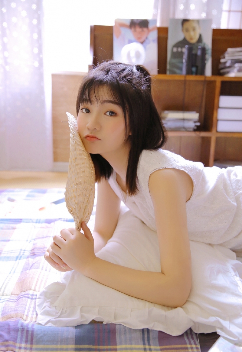 娃娃脸萌妹子甜美笑容私房写真