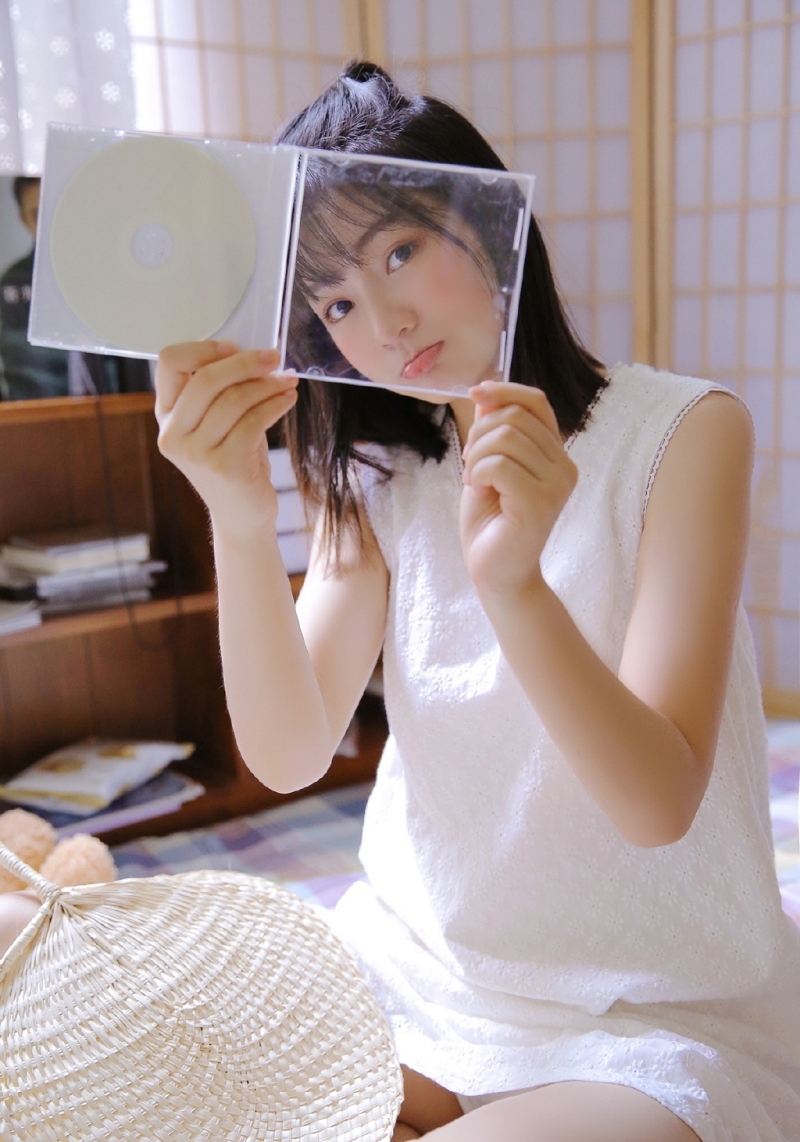 娃娃脸萌妹子甜美笑容私房写真