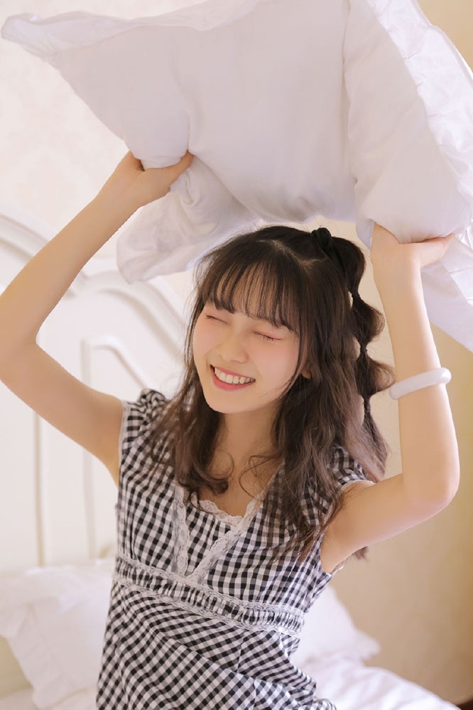 床上美女露齿甜笑清新可人图片