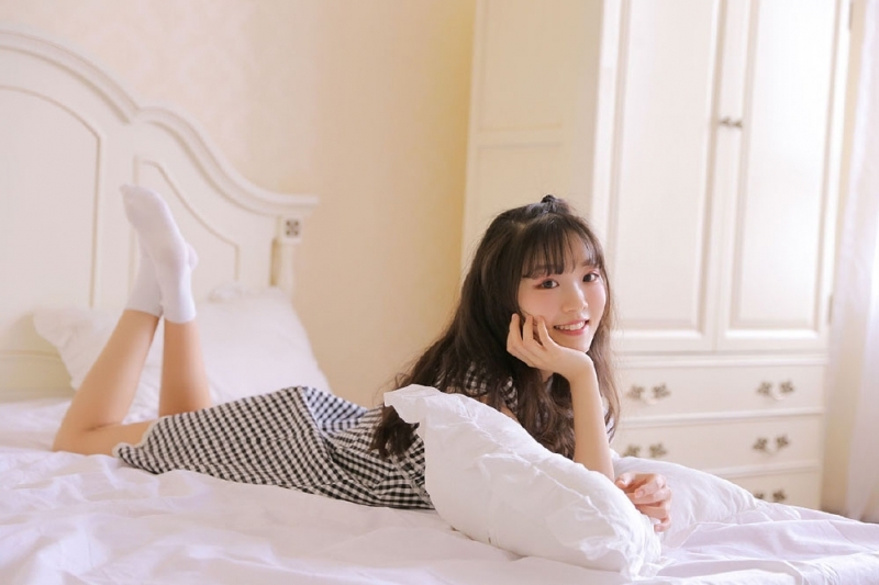床上美女露齿甜笑清新可人图片