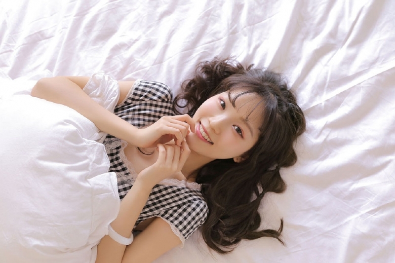 床上美女露齿甜笑清新可人图片