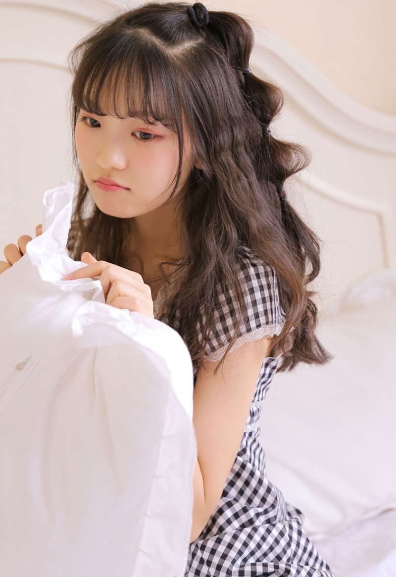 床上美女露齿甜笑清新可人图片